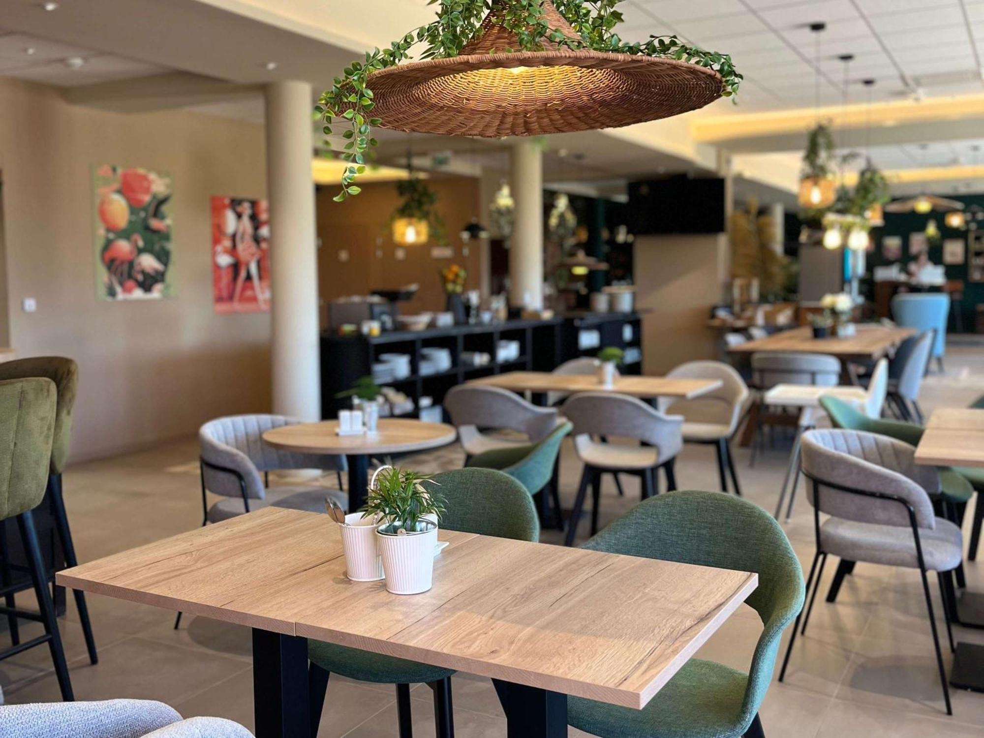 Aparthotel Adagio Access Porte De Camargue Сен-Мартен-де-Кро Экстерьер фото